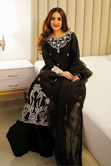 Picture of Aiza Awan in Salt Black