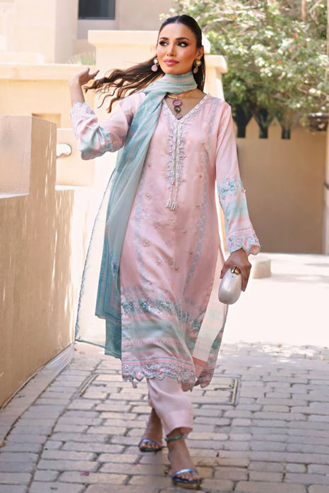 Picture of Mahwish Khurram In Zhalay