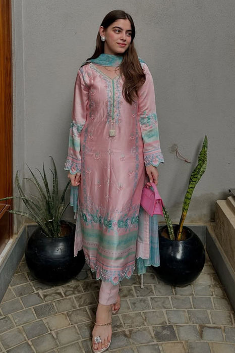 Picture of Ramisha Arsalan In Zhalay