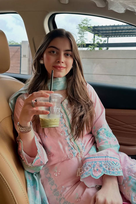 Ramisha Arsalan In Zhalay